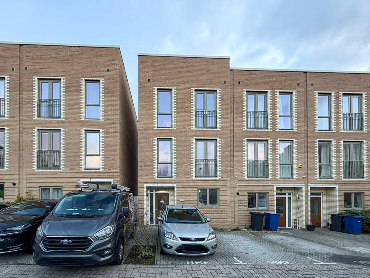 Edgecumbe Avenue, London, NW9